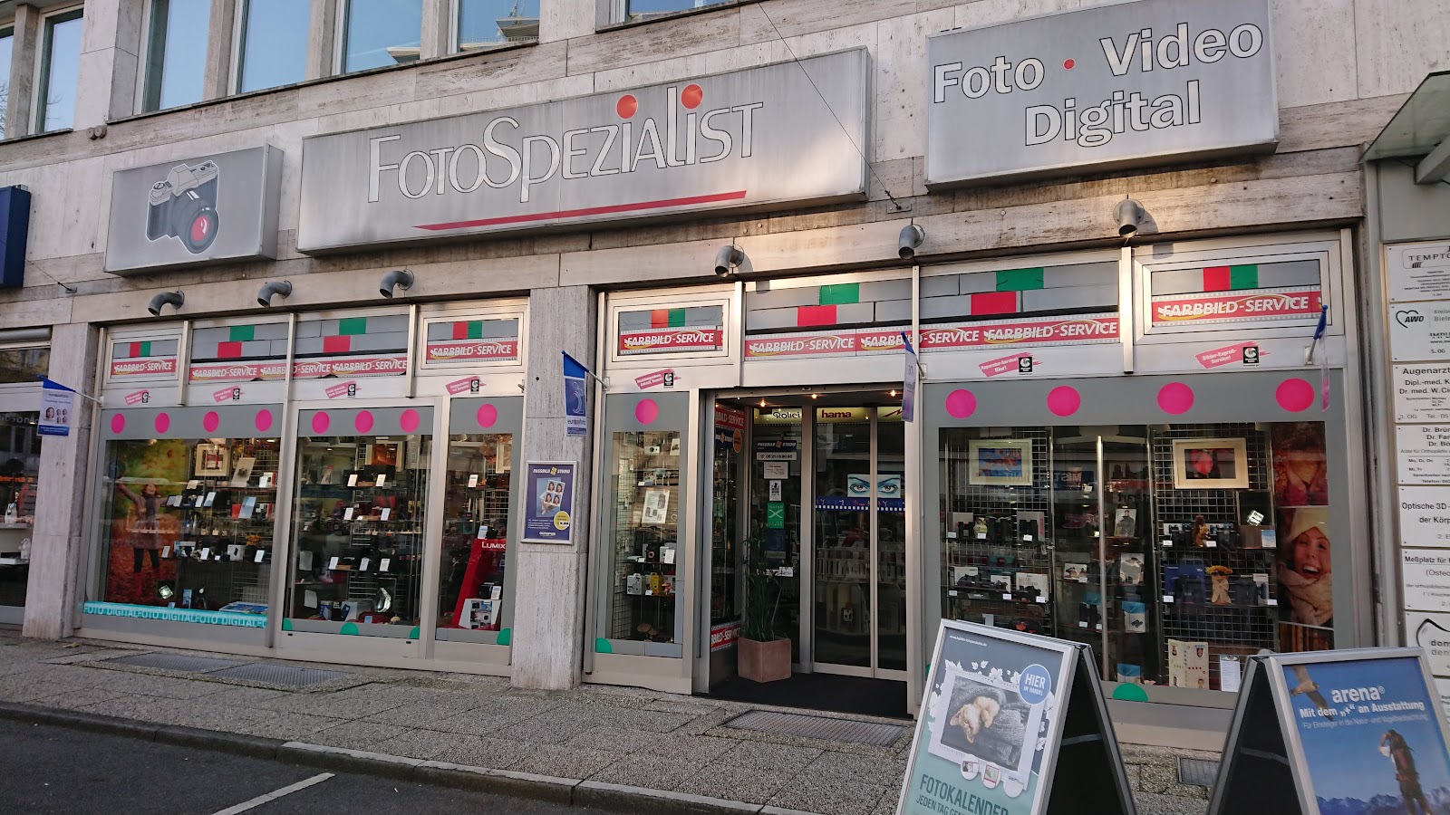 Ladenfront mit Farbbild-Service-Schildern