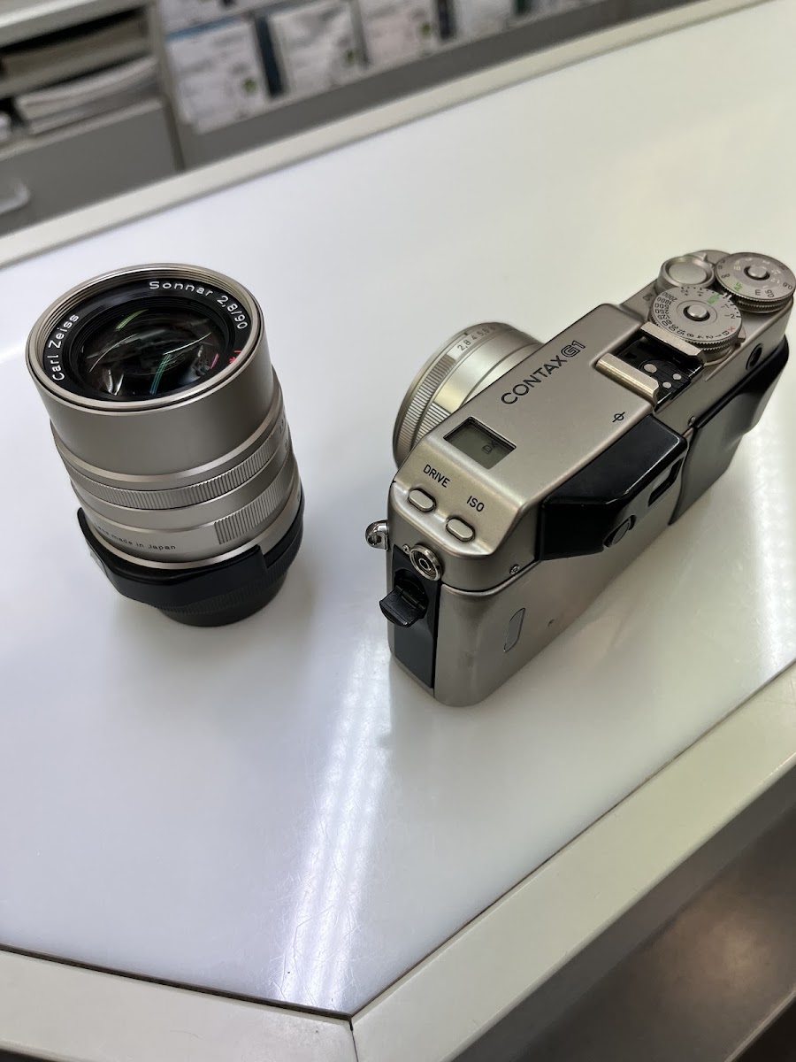 Contax G1 Kamera mit Carl Zeiss Objektiv auf der Ladentheke