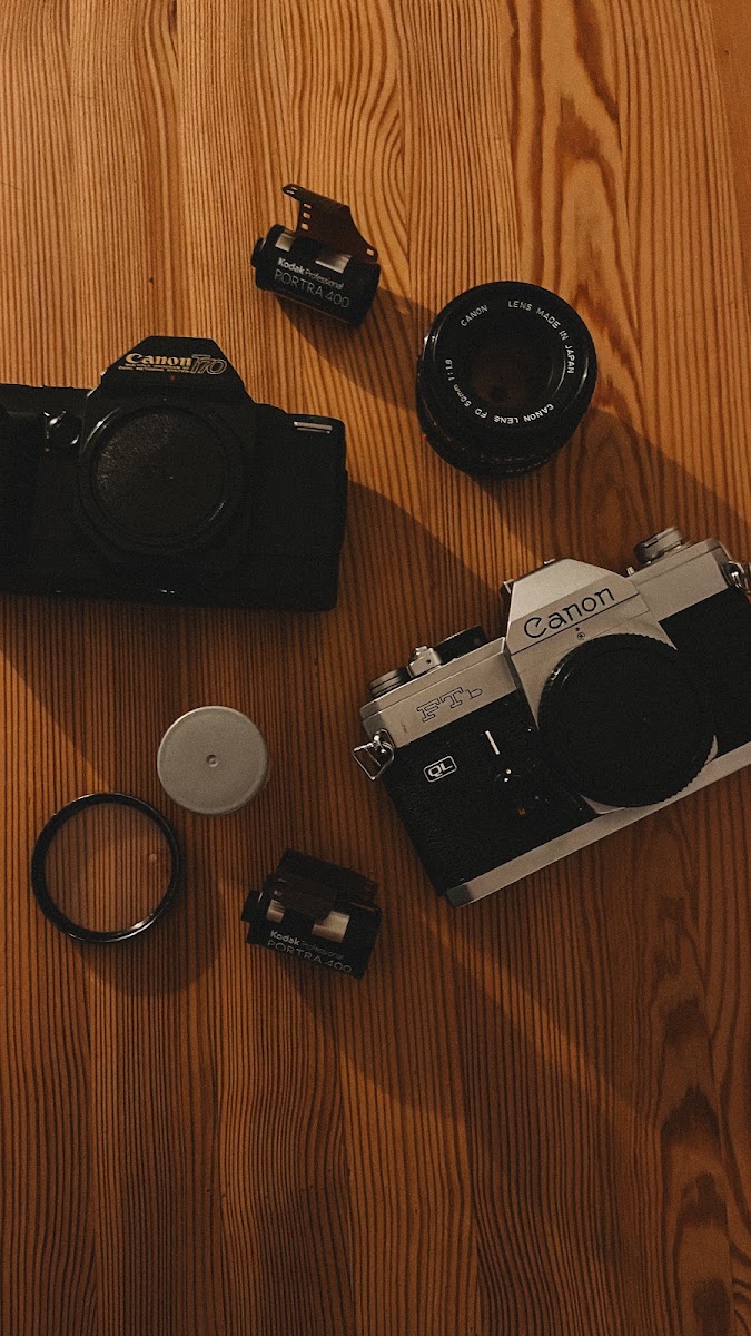 Gebrauchte Vintage-Kameras Canon T70 und Canon FTb bei Fotospezialist Bohnensteffen